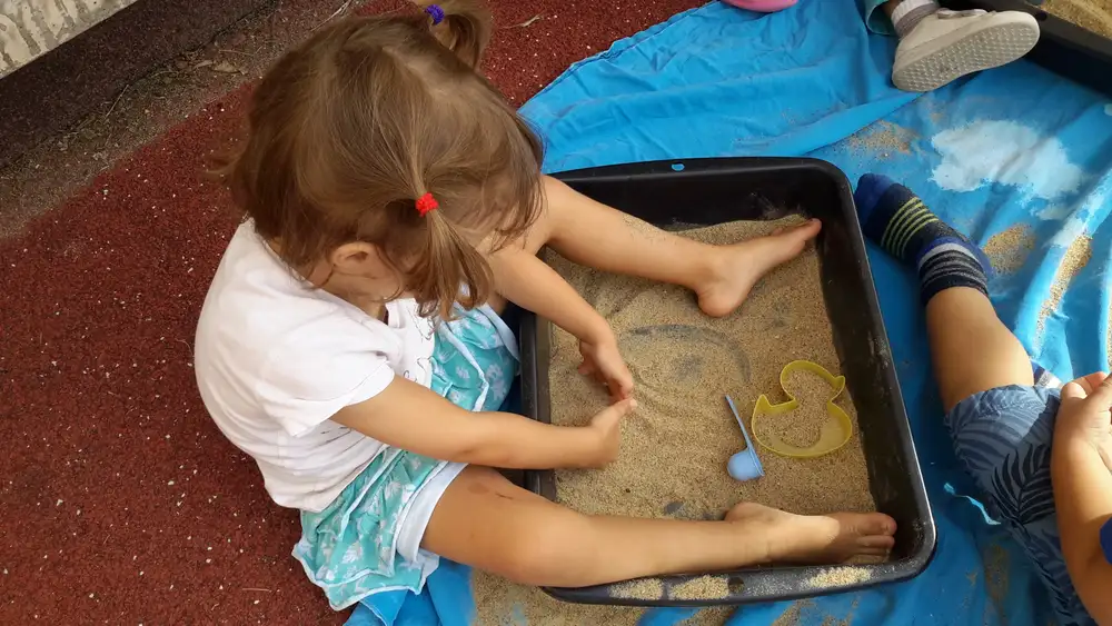 Du sable dans le jardin, avec les mains, avec les pieds...