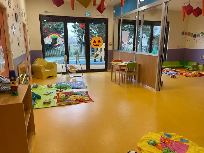 Un bel espace où les bébés, les Mousses, peuvent développer leur motricité libre :)