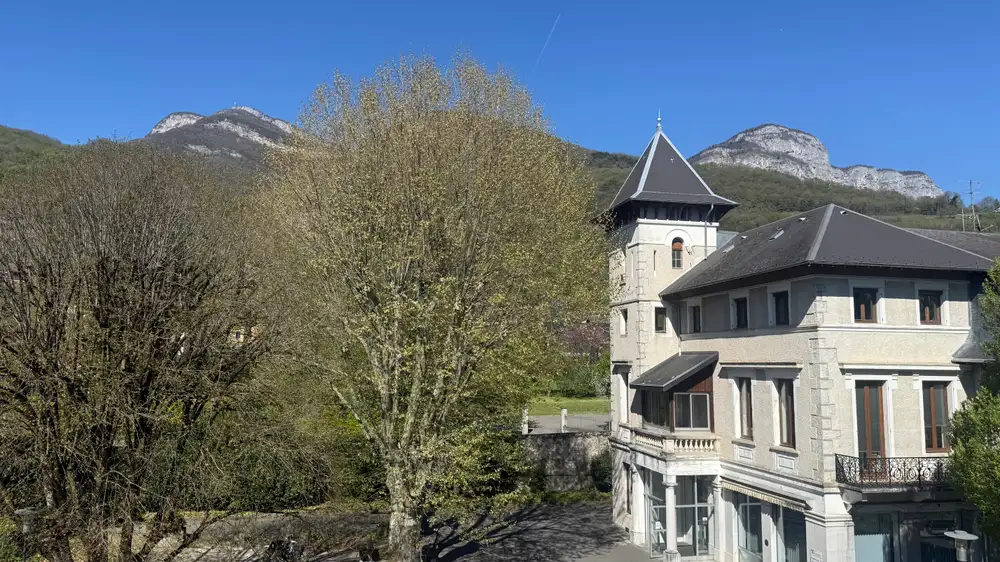 Vue sur la Croix du Nivolet depuis le Domaine