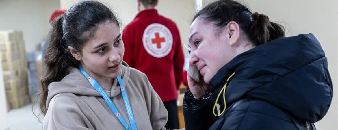 Une volontaire de la Croix-Rouge ukrainienne réconforte une femme touchée par le conflit armé. Février 2023. Crédit photo : Croix-Rouge ukrainienne