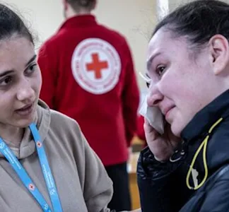 Une volontaire de la Croix-Rouge ukrainienne réconforte une femme touchée par le conflit armé. Février 2023. Crédit photo : Croix-Rouge ukrainienne