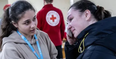 Une volontaire de la Croix-Rouge ukrainienne réconforte une femme touchée par le conflit armé. Février 2023. Crédit photo : Croix-Rouge ukrainienne