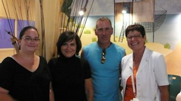 La ministre parmi des personnes originaires de Haute-Vienne, en vacances en Charente-Maritime avec le soutien du dispositif Aide au départ en vacances.