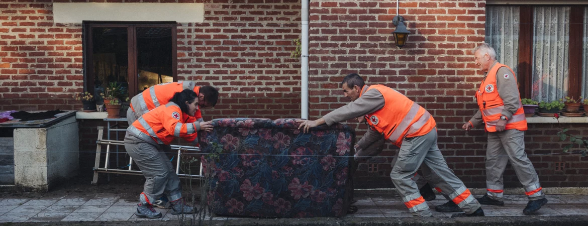 Volontaires aux côtés des sinistrés pour nettoyer les maisons, sortir les meubles