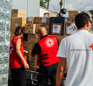  Les équipes des Croix-Rouge libanaise et française à la réception d'un fret de matériel acheté grâce aux dons. Crédit photo : Lucien Lung/Croix-Rouge française