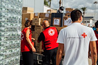  Les équipes des Croix-Rouge libanaise et française à la réception d'un fret de matériel acheté grâce aux dons. Crédit photo : Lucien Lung/Croix-Rouge française