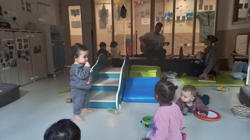 petit temps chansons + guitare en espagnol :) olé !!!