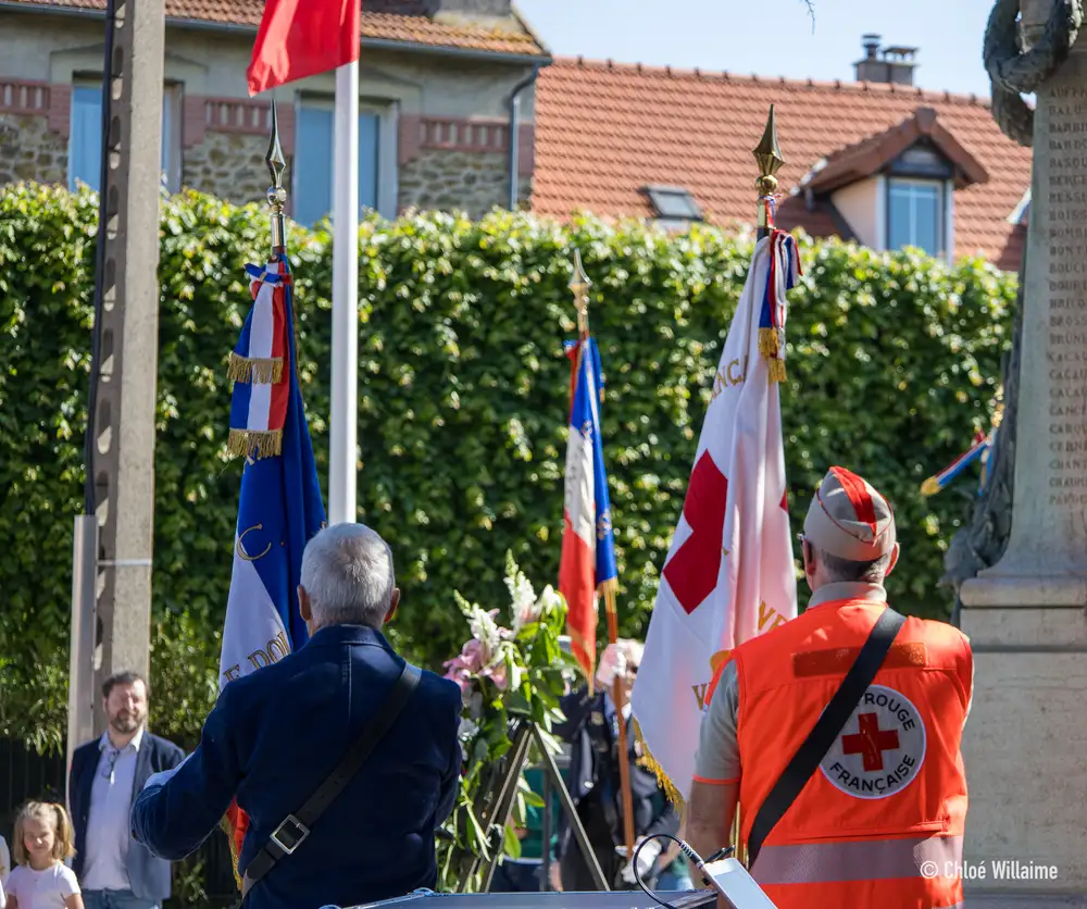 Notre porte drapeau, Patrick, lors de la cérémonie de Villeneuve-le-Roi.