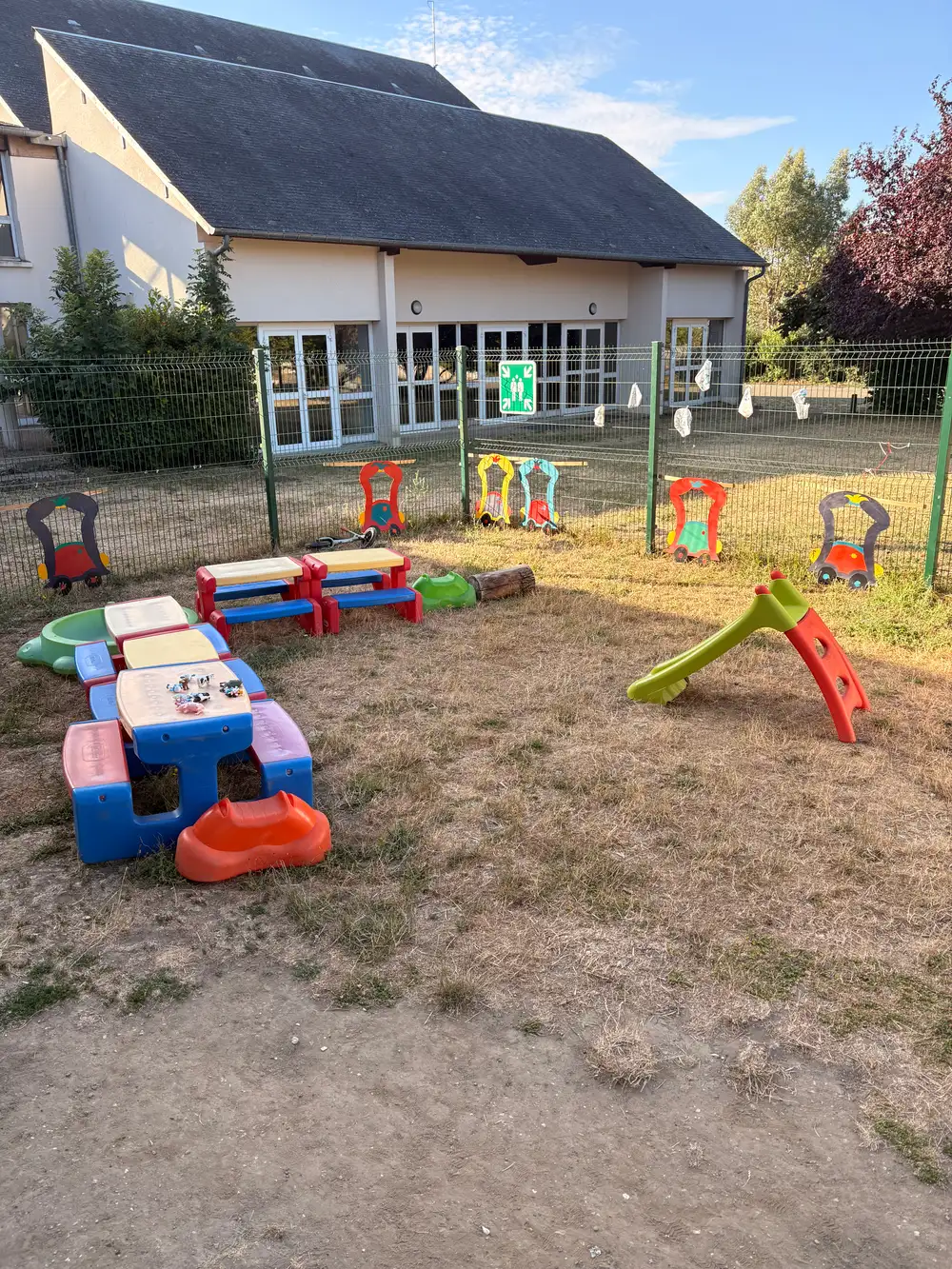  Le jardin de la micro crèche qui donne accès sur le parc 
