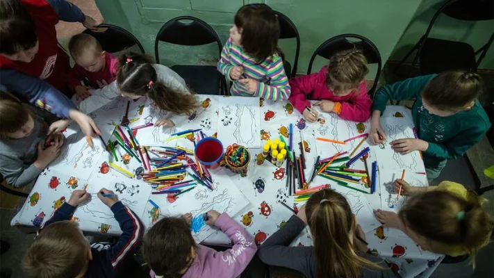 Un groupe d'enfants de Dnipro, en Ukraine, dessine et joue ensemble. © Oleksandr Ratushniak