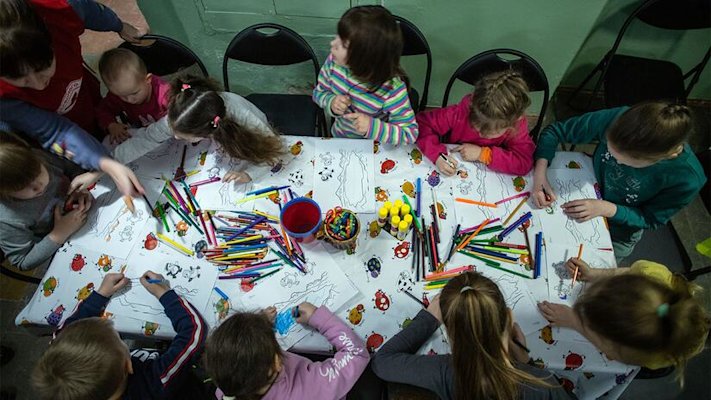 Un groupe d'enfants de Dnipro, en Ukraine, dessine et joue ensemble. © Oleksandr Ratushniak
Un groupe d'enfants de Dnipro, en Ukraine, dessine et joue ensemble. © Oleksandr Ratushniak
Un groupe d'enfants de Dnipro, en Ukraine, dessine et joue ensemble. © Oleksandr Ratushniak
Un groupe d'enfants de Dnipro, en Ukraine, dessine et joue ensemble. © Oleksandr Ratushniak
