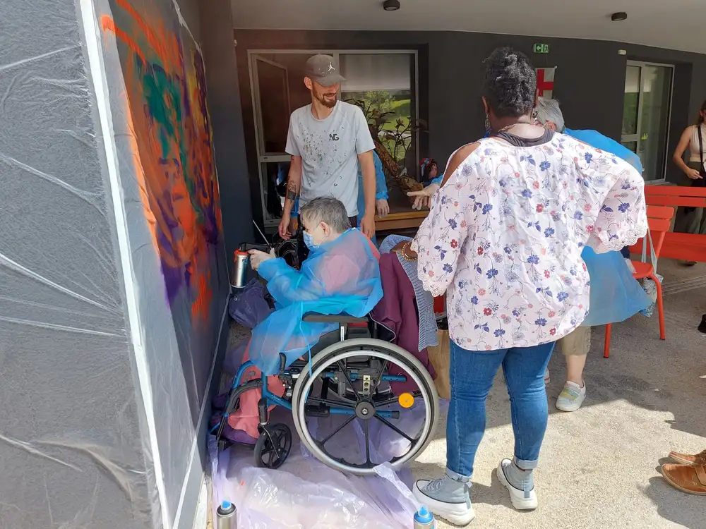 Projet Street art  thème Petit Prince  Les résidents s'essaient sur  bâche puis se lancer sur mur