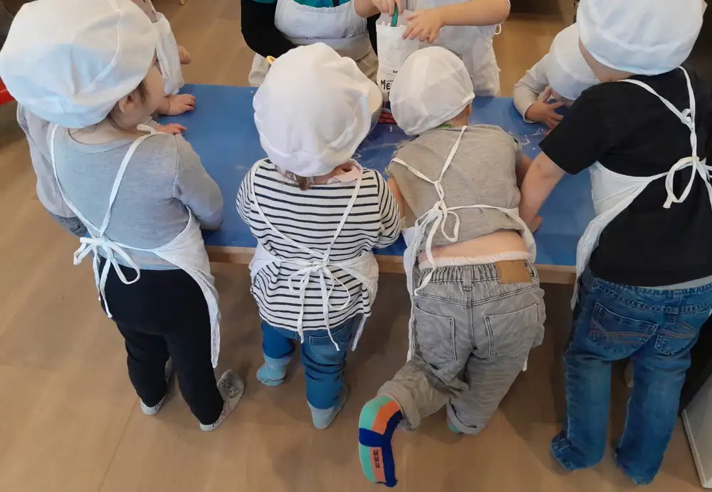 Chacun participe à la préparation de la pate à crêpe