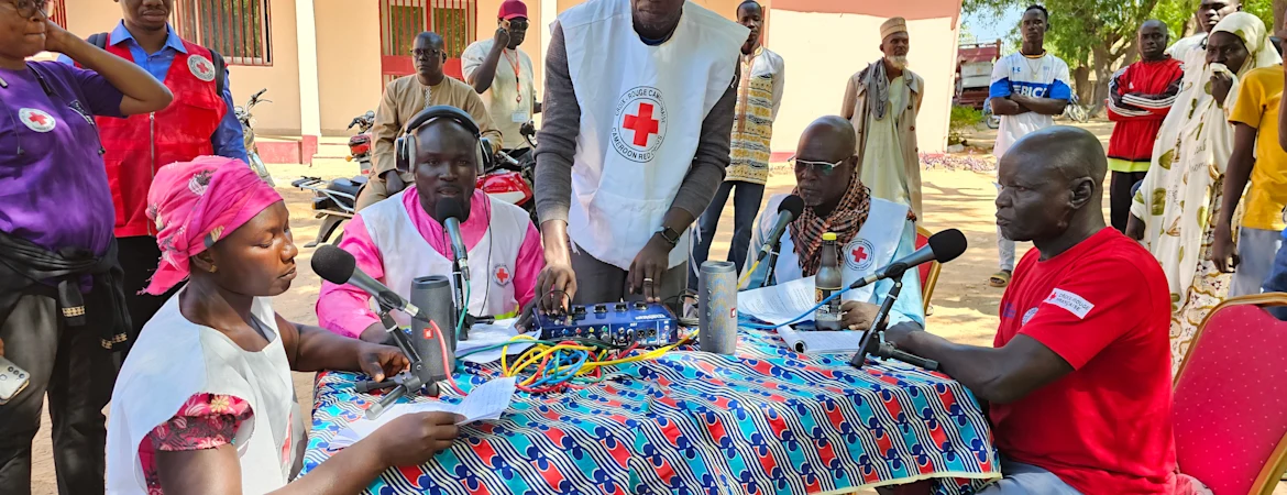 Sensibilisation des population à l'aide de la Radio Box : un studio radio léger pour aller au plus près.