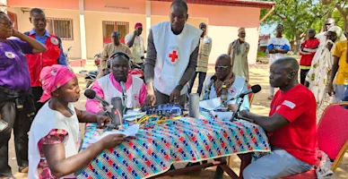 Sensibilisation des population à l'aide de la Radio Box : un studio radio léger pour aller au plus près.