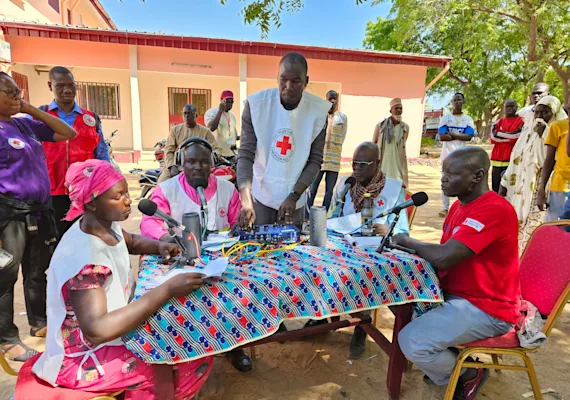 Sensibilisation des population à l'aide de la Radio Box : un studio radio léger pour aller au plus près.