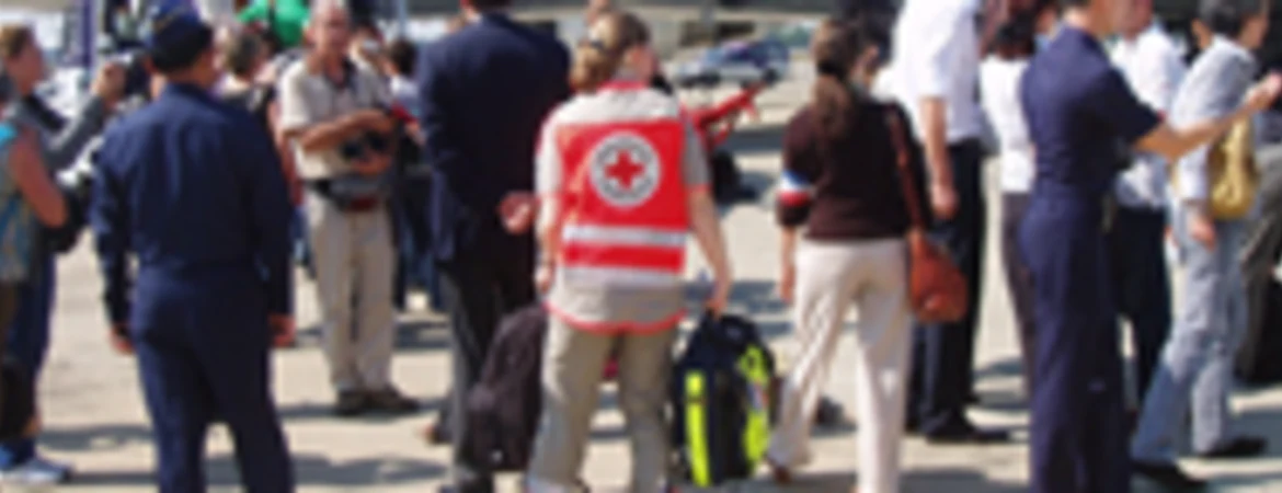 Les volontaires de la Croix-Rouge et les touristes rapatriés montent dans l’avion à l’aéroport de Bangkok.