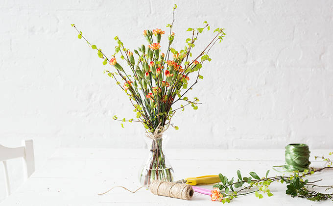 kukkakimpun sitominen neilikka 680