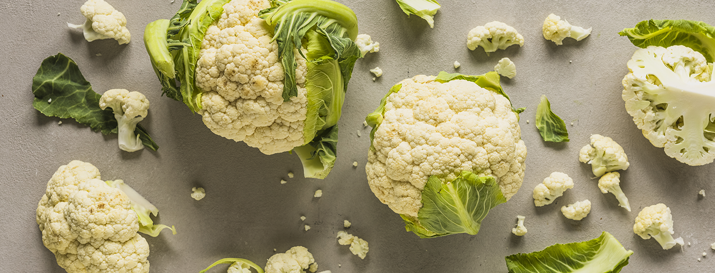 Tuoreita kukkakaaleja kokonaisena ja leikattuna harmaalla taustalla.