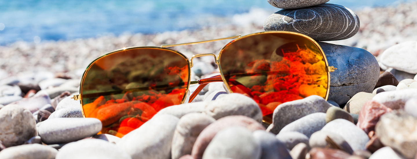 Pue silmäsi kevääseen - aurinkolasit 100 % UV-suojalla