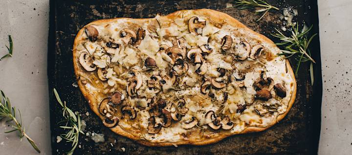 Sieni-parmesaaniflammkuchen kuvitus