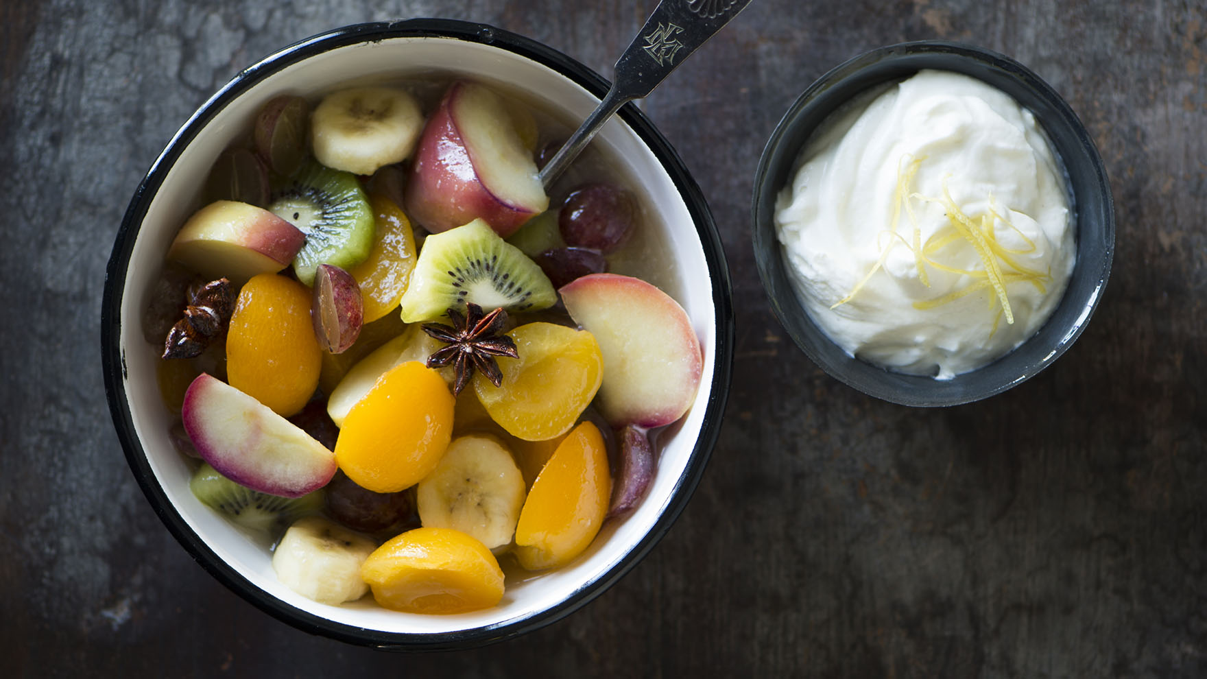Värikkäät hedelmä- ja marjasalaatit
