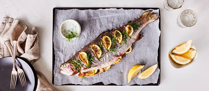 kokonainen uunilohi kuvitus