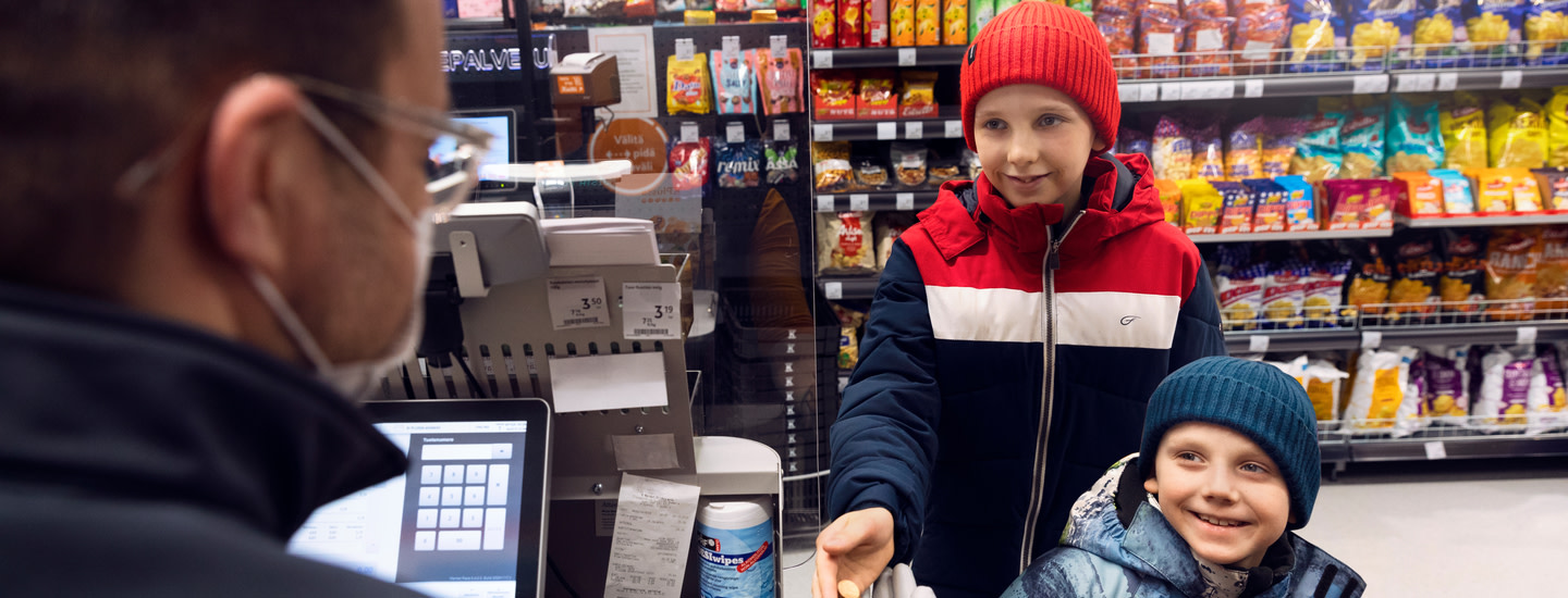 Pienet asiakkaat oppivat lähikaupassa tärkeitä taitoja – ”Ne ovat aina liikuttavia tilanteita”