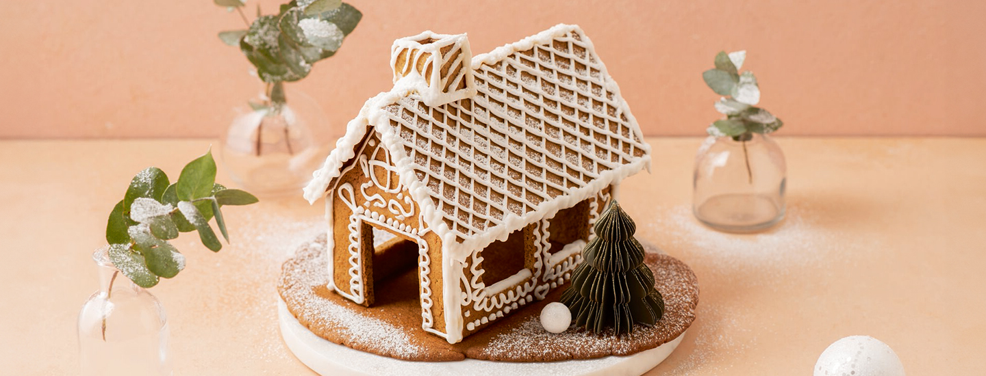 Piparkakkutalo orassin tason päällä. K-Ruoan reseptikuva.