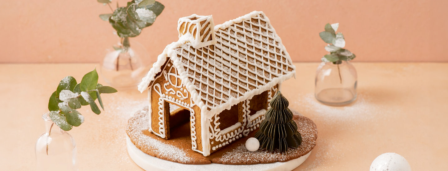 Piparkakkutalo orassin tason päällä. K-Ruoan reseptikuva.