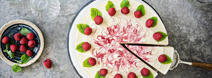 Vadelma-valkosuklaajuustokakku kuvitus