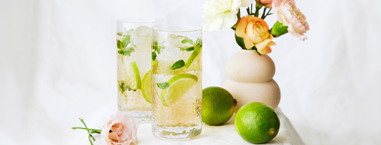 Simamojitoja laseissa. Juomien seassa on jääpaloja ja limeviipaleita. K-Ruoka juomaresepti.