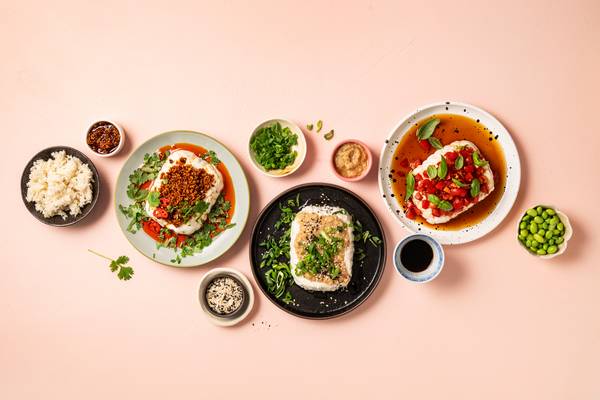 Tofuannoksia lautasilla