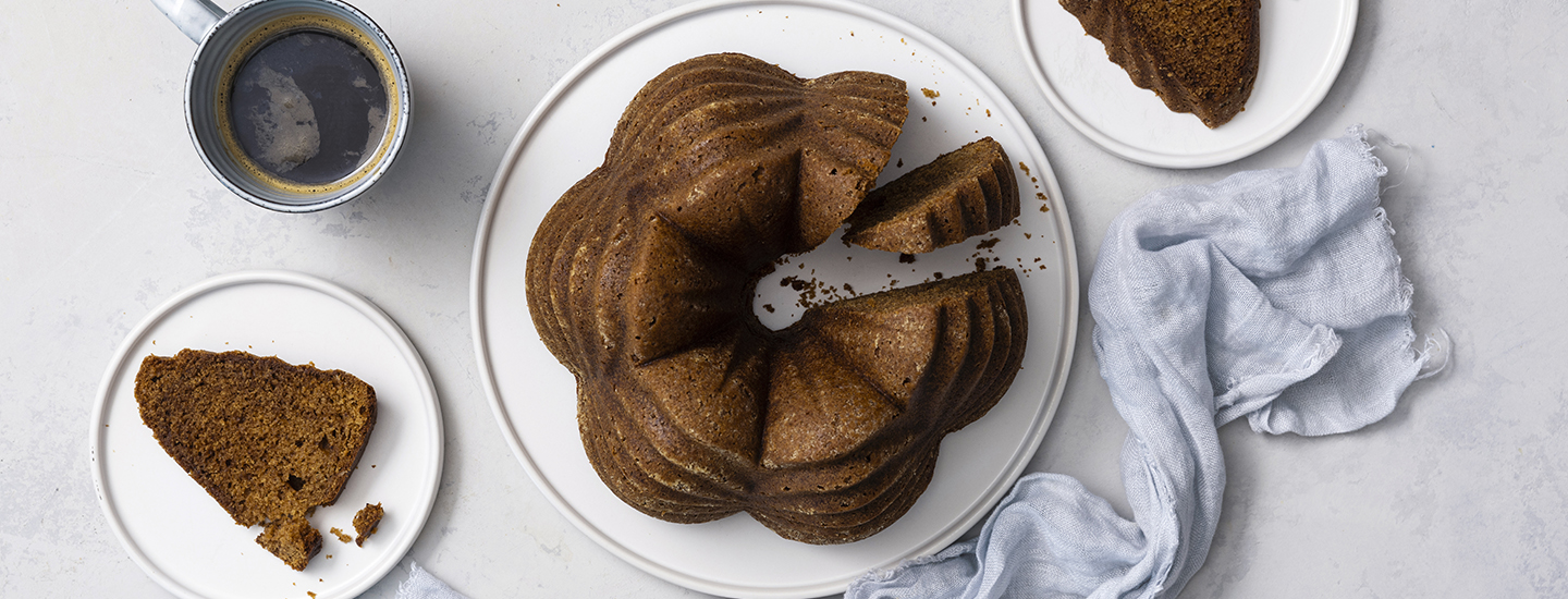 Minna Canthin kuivakakku valkoisella lautasella. Kakku on ruskea. K-Ruoka leivontaresepti.