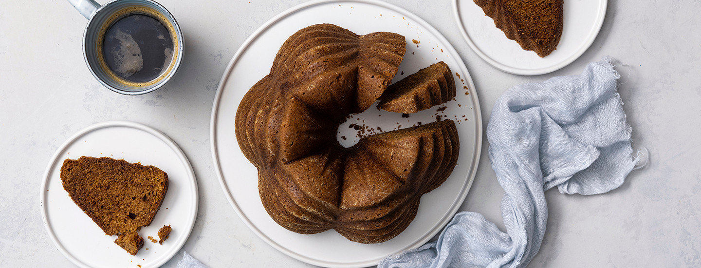 Minna Canthin kuivakakku valkoisella lautasella. Kakku on ruskea. K-Ruoka leivontaresepti.
