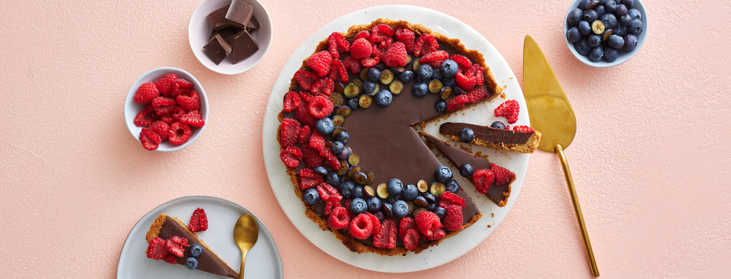 Suklaapiirakka marjoilla 2023 (1440 x 550)