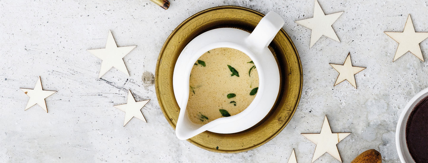 Joulukinkun viskikastiketta pienessä valkoisessa kastikekaatimessa. K-Ruoka jouluresepti.