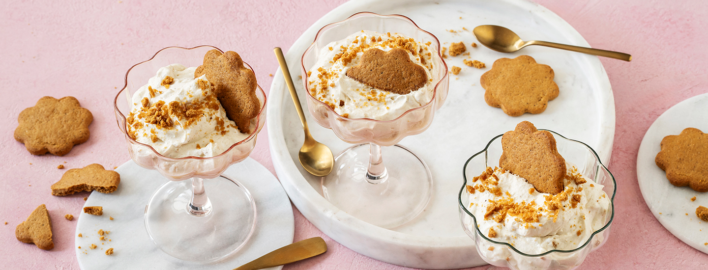 Piparkakkumoussea kolmessa jälkiruokamaljassa. Moussen päälle on aseteltu kokonainen piparkakku ja ripoteltu piparimurua. K-Ruoka jouluresepti.