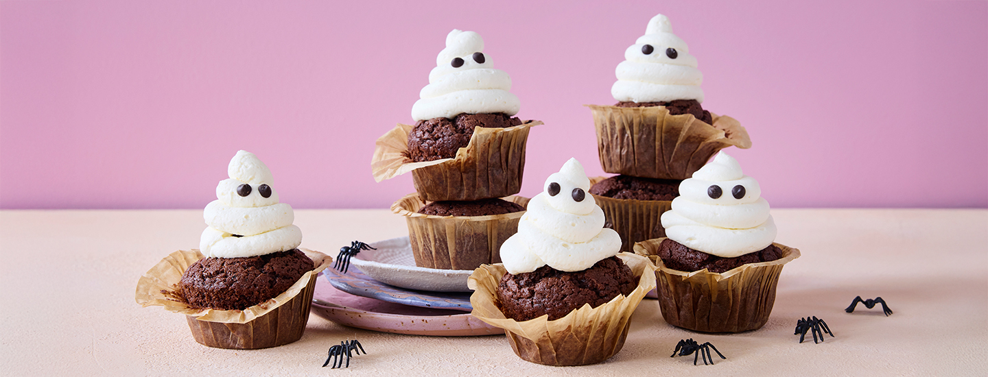 Suklaamuffineita, joiden päälle on tehty kuorrutteesta pienet kummitukset. K-Ruoka halloweenresepti.