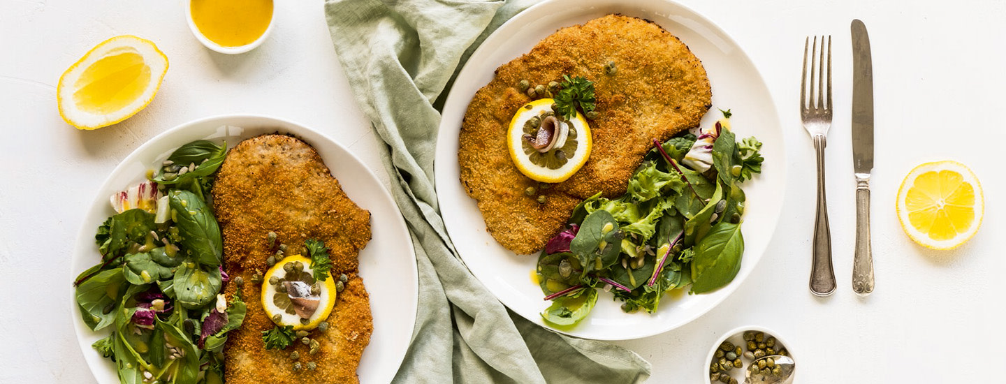 Wieninleike ja salaattia lautasella. K-ruoka.fi arkiresepti.