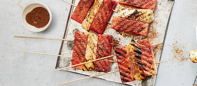 Grillatut halloumi-vesimelonivartaat 680