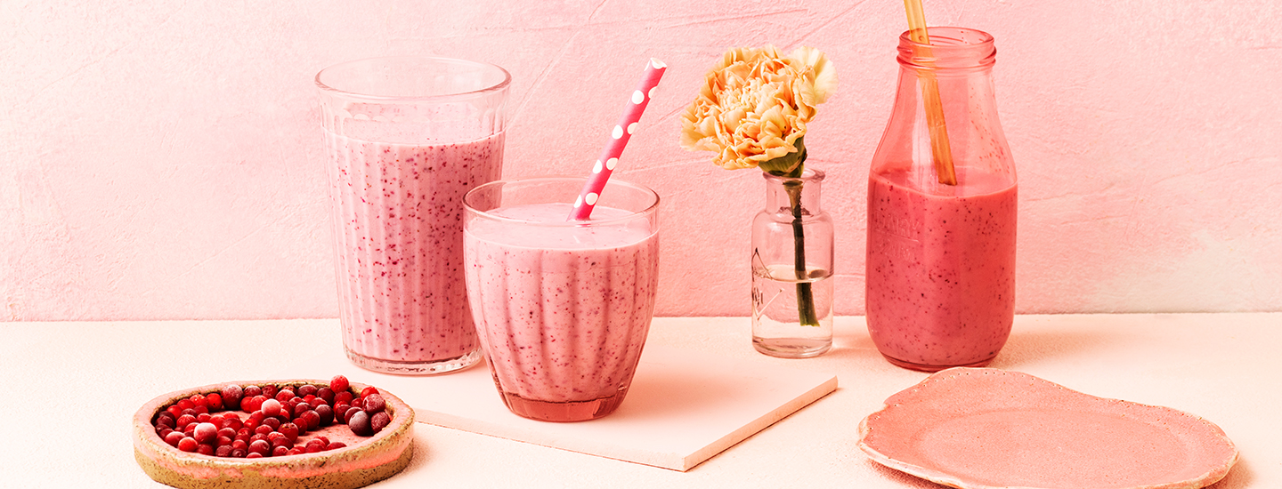 Silken tofu smoothieta laseissa ja pullossa. K-Ruoka smoothieresepti.