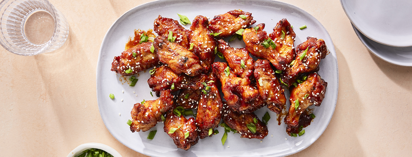 Kananwingsejä marinoituna punertavalla gochujang-chilitahnalla.