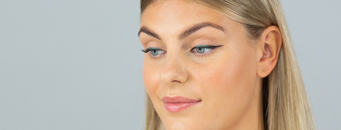 Kissarajaus kahdella värillä