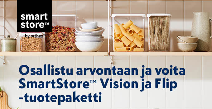 Keittiön hylly, jossa on järjestelmällistä ruokasäilytystä pastan, jyvien ja valkoisten keraamisten astioiden kera vaaleaa taustaa vasten