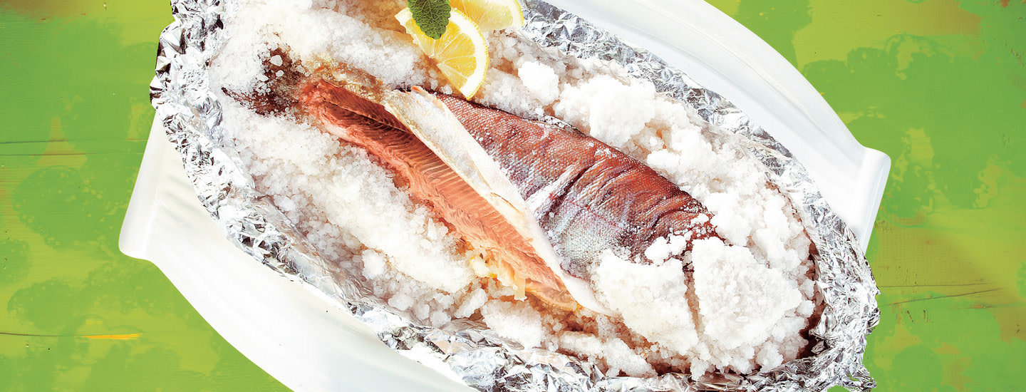 Suolakuoressa kypsennetty kala