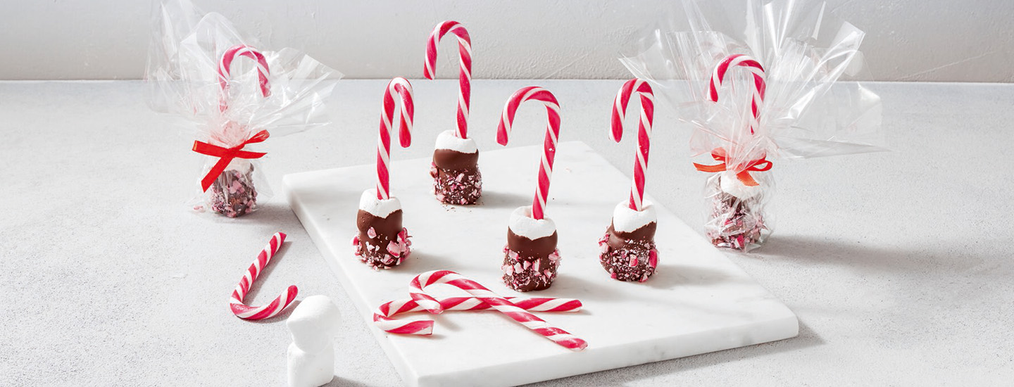 Vaahtokarkkikeppejä vaalealla alustalla. K-Ruoan reseptikuva.