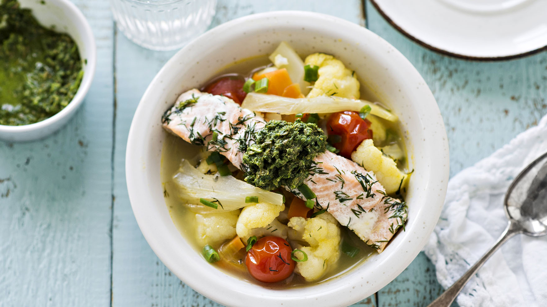 Kalakeitto hautuu kattilassa