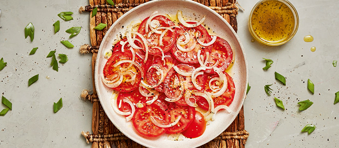 Tomaatti-sipulisalaatti kuvitus