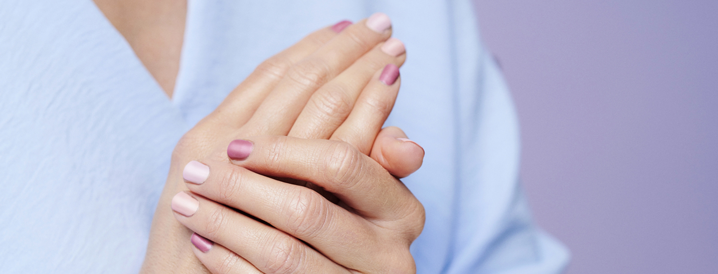 Kynsilakkatrendit ja värit – katso ohjeet pastellileikkiin ja värimanikyyriin